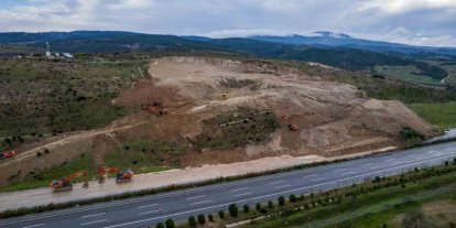 Heyelan yaşanan İzmir-İstanbul otoyolunda çalışmalar devam ediyor