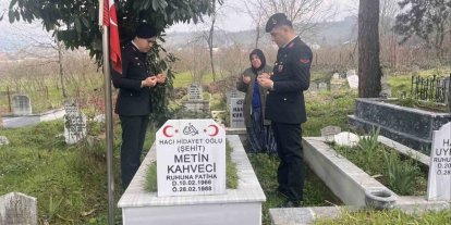 Jandarma şehit ailesini ve kabrini ziyaret etti