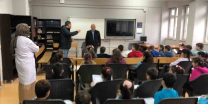 İlkokulda yerel yönetimler dersine giren muhtar öğrencilere görevini anlattı