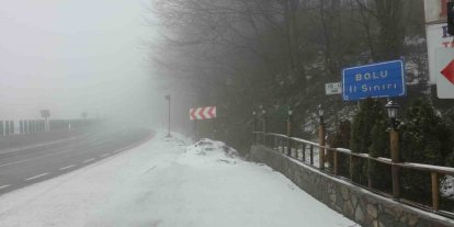 Bolu Dağı’nda hafif kar yağışı ve sis etkili oluyor