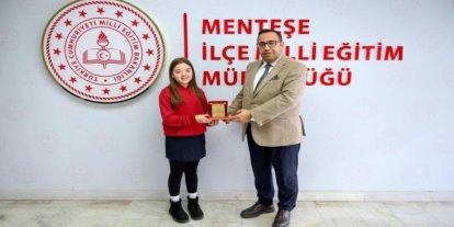 Muğlalı Azra, İstiklal Marşı’nı Güzel Okuma Yarışması’nda Türkiye birincisi oldu