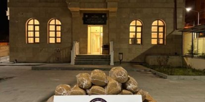 Kaçak tütünleri açıktan taşırken yakalandı