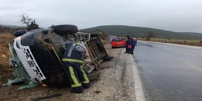 Tavas’ta servis aracı yan yattı; 9 yaralı