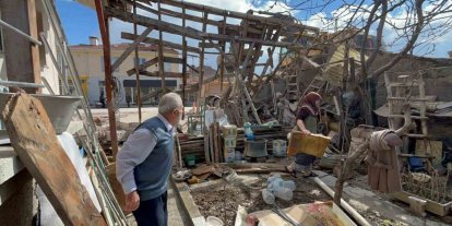 Eskişehir’de ilginç kaza; belediye ekipleri yaşlı çiftin evini adeta başına yıktı