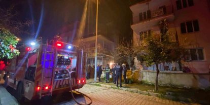 Gece yarısı evden alevler yükseldi, mahalleli sokağa döküldü