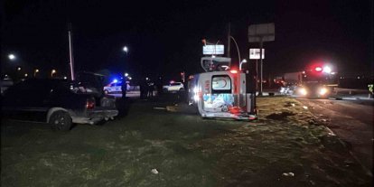 Manisa’da otomobil ile ambulans çarpıştı: 5 yaralı