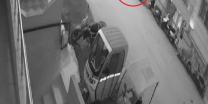 Elini kolunu sallayarak iftar saatinde motosiklet çalan şahıs kamerada