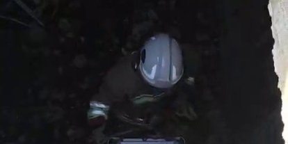 Atık su deposuna düşen kediyi kurtaran itfaiyeci, alkışlarla karşılandı