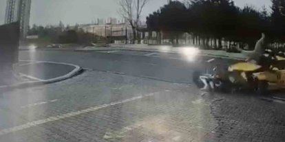 Başakşehir Kayaşehir’de taksi ile motosiklet kafa kafaya çarpıştı