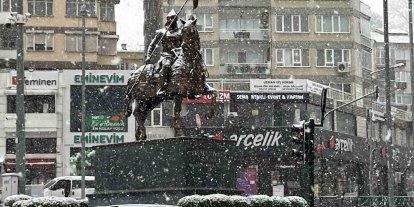 Bursa’da şehir merkezinde kar sürpriiz...Uludağ’a çıkacaklar dikkat....