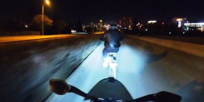 Çarpmaktan son anda kurtulduğu bisikletliye önce tokat attı, sonra yerden kaldırdı