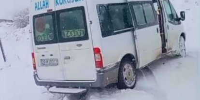 Kar yağışı nedeniyle yolda kalan öğrenci servisinin imdadına İl Özel İdaresi ekipleri yetişti