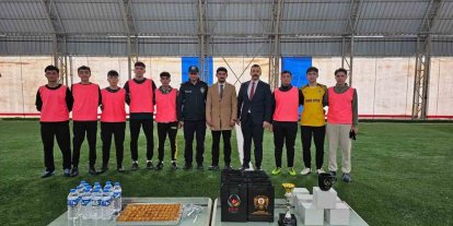 Öğrencilerle halı sahada maç yapan polis, terör örgütleri konusunda bilgilendirdi