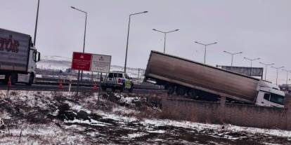 Kars Çevre Yolunda Tır Kazası