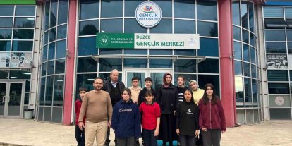 Ortaokul öğrencileri gençlik merkezinde