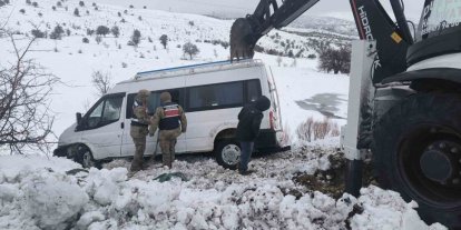 Şarampole sürüklenen minibüs, ekipler tarafından kurtarıldı