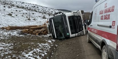 Bolu’da tomruk yüklü tır devrildi: 1 yaralı