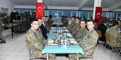 Kışlada askerlerle oruç açtılar