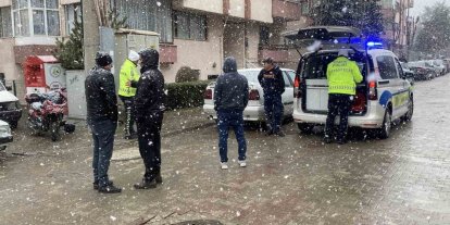 Bolu’da ters yönden gelen motosiklet 2 otomobile çarptı