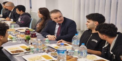 Edremit Kaymakamı Odabaş, iftar sofrasında Şehit Mustafa Serin Fen Lisesi öğrenci ve öğretmenleriyle buluştu