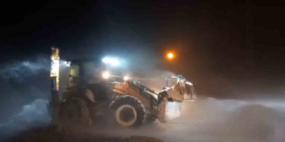 Bayburt’ta fırtına ve kar nedeniyle yolda kalan taksi ekiplerce kurtarıldı