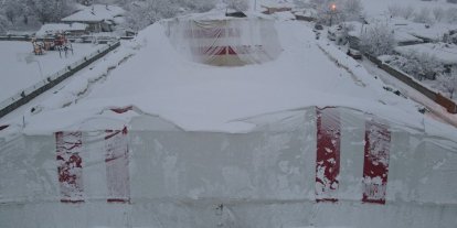 Erzincan’da kardan halı sahanın brandası çöktü