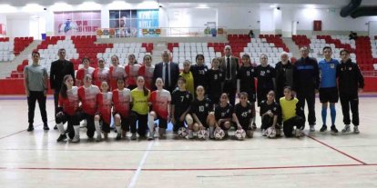 Kaymakam Öztürk, Yıldız Kızlar Futsal maçını takip etti