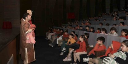 Mersin’de Şehir Tiyatrosu gençleri ‘Bilge Hekim Lokman’ ile buluşturdu