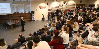 Anadolu Üniversitesi’nde öğrencilere iletişimin altın kuralları anlatıldı