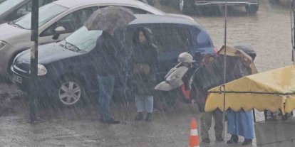 Zonguldak’ta sağanak yağış sürprizi: Hazırlıksız yakalananlar saçak altlarına sığındı