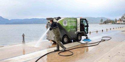 Köyceğiz gölünde sular çekildi, temizlik başladı