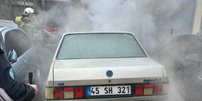 Salihli’de yangın paniği: Park halindeki 2 otomobil yandı