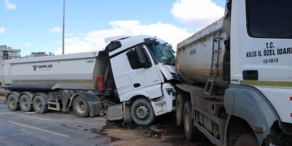 Hafriyat kamyonları çarpıştı: 1 yaralı