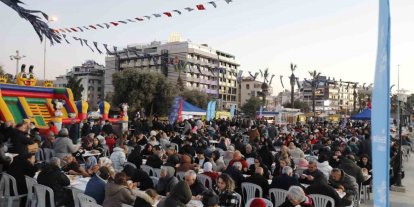 Kuşadası’nda Aydın Büyükşehir Belediyesi’nin İftar Programı’na vatandaşlardan yoğun ilgi