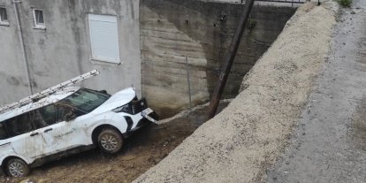 Yoldan çıkan otomobil tarlaya girdi