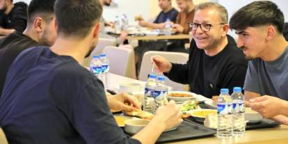 Kars Valisi Ziya Polat, KYK İpek Yolu Yurdu’nda öğrencilerle iftarda buluştu