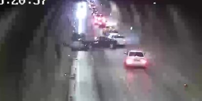 Tünelde otomobiller kafa kafaya çarpıştı, 1 kişi yaralandı: Feci kaza kamerada
