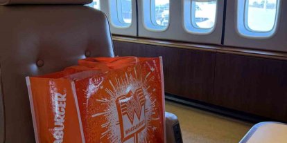 ABD Başkanı Donald Trump’tan hamburgerci ziyareti