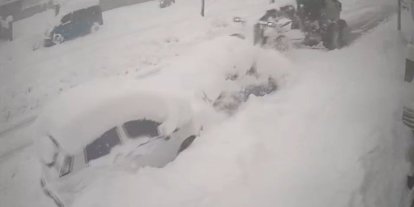 Yoldaki karı temizleyen iş makinası kardan kaybolan otomobile çarptı