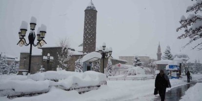 Kar durdu soğuklar geldi