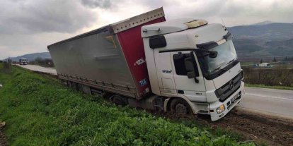 Bilecik’te direksiyon hakimiyetini kaybeden tır şarampole düştü