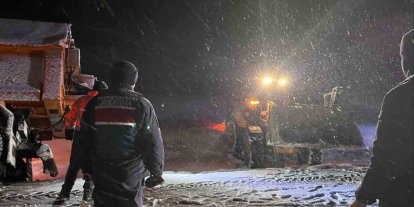 Karda mahsur kalan araçların imdadına Jandarma ekipleri yetişti