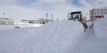 Bitlis’te yoğun karla mücadele çalışması