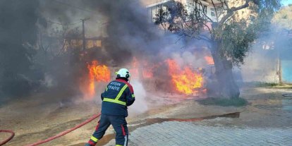 Nazilli’de feci yangın: İki otomobil saniyeler içerisinde kül oldu
