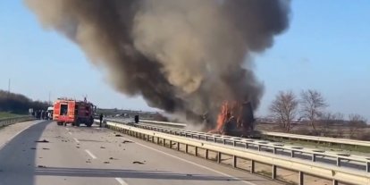 Edirne’de domates yüklü tır alev alev yandı