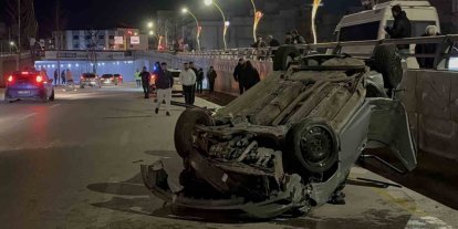 Refüjdeki direğe çarparak karşı şeride geçen otomobil takla attı: 2 yaralı