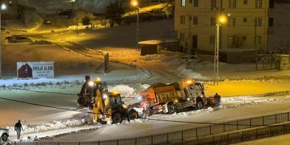 Bayburt’ta kara saplanan tuzlama aracı kepçe ve halat yardımıyla çekildi