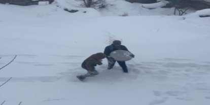 Tepsiyle kayarken havaya attı, kardeşinin başına isabet etti