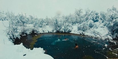 Muhteşem manzarada üç arkadaş kar yağışı altında gölette yüzdü