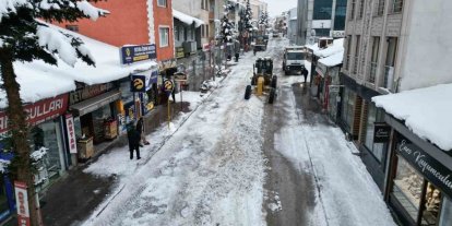 Sarıkamış’ta "beyaz mesai": 600 kamyon kar şehir dışına taşındı